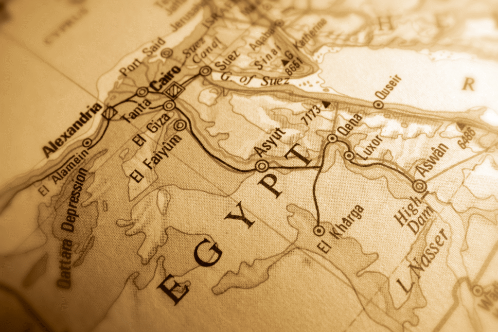 Voyage organisé en Égypte – Carte ancienne de l'Égypte Carte ancienne de l’Égypte montrant le Nil et les villes principales, utilisée pour illustrer un voyage organisé en Égypte depuis le Maroc.