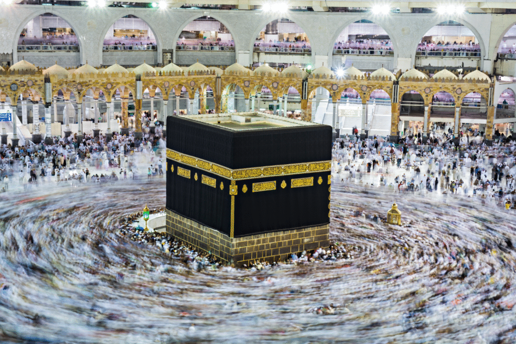 Omra La Mecque – Tawaf autour de la Kaaba – Colibri Voyage Pèlerins effectuant le tawaf autour de la Kaaba pendant l’Omra à La Mecque – image utilisée par Colibri Voyage pour ses voyages Omra depuis le Maroc.
