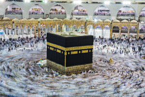 Pèlerins effectuant le tawaf autour de la Kaaba pendant l’Omra à La Mecque – image utilisée par Colibri Voyage pour ses voyages Omra depuis le Maroc.