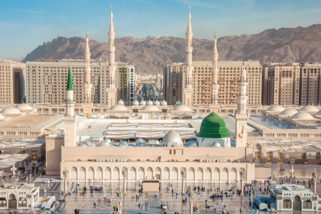 Vue aérienne de la Mosquée du Prophète à Médine (Al-Masjid An-Nabawi) au lever du soleil, illustrant les voyages Omra organisés par Colibri Voyage depuis le Maroc.