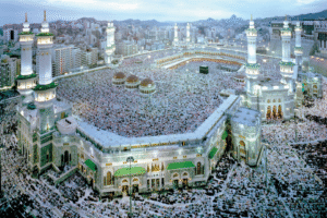 Vue aérienne de la Mosquée Al-Masjid Al-Harâm pendant l’Omra, avec des milliers de pèlerins réunis à La Mecque – Colibri Voyage, agence de voyage spécialisée dans l’Omra depuis le Maroc.