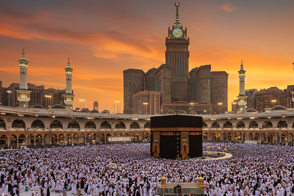 Kaaba entourée de milliers de pèlerins au coucher du soleil avec la Clock Tower en arrière-plan – image utilisée par Colibri Voyage pour ses voyages Omra depuis le Maroc.