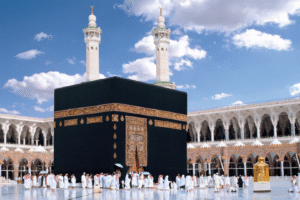 Kaaba à La Mecque vue de jour avec des pèlerins en tenue d’ihram — image utilisée par Colibri Voyage pour ses voyages Omra au départ du Maroc.
