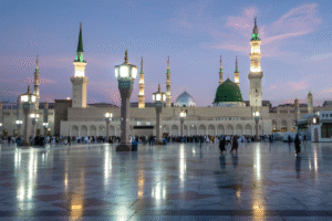 Mosquée du Prophète à Médine au crépuscule, avec des pèlerins dans la cour — image utilisée par Colibri Voyage pour illustrer ses voyages Omra depuis le Maroc.