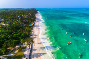 Vue aérienne d’une plage tropicale en Afrique de l’Est, idéale pour un voyage ou un voyage organisé à Zanzibar ou en Tanzanie.