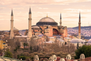 Vue de la basilique Sainte‑Sophie (Hagia Sophia) à Istanbul avec ses minarets au coucher du soleil, idéale pour un voyage organisé ou un voyage en Turquie.