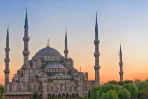 Mosquée bleue (Sultan Ahmed) à Istanbul avec ses minarets et son dôme, idéale pour un voyage organisé ou un voyage culturel en Turquie.
