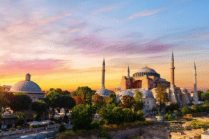 Vue de la basilique Sainte-Sophie (Hagia Sophia) à Istanbul au coucher du soleil, un monument emblématique pour un voyage organisé ou un voyage en Turquie.