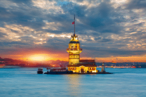 Tour de la Jeune Fille (Kız Kulesi) à Istanbul au coucher du soleil, sur un îtlot de la mer, idéale pour un voyage organisé ou un voyage en Turquie.