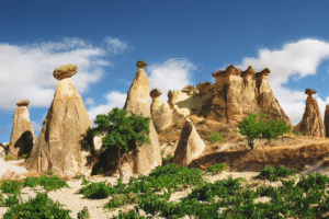 Paysage de Cappadoce en Turquie avec formations rocheuses en forme de cheminées de fées, parfait pour un voyage organisé ou un voyage de découverte.