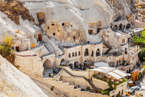Village troglodyte en Cappadoce, Turquie, avec maisons sculptées dans la roche blanche, idéal pour un voyage organisé.