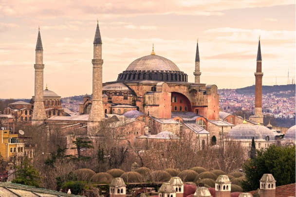 Vue de la basilique Sainte‑Sophie (Hagia Sophia) à Istanbul avec ses minarets au coucher du soleil, idéale pour un voyage organisé ou un voyage en Turquie.